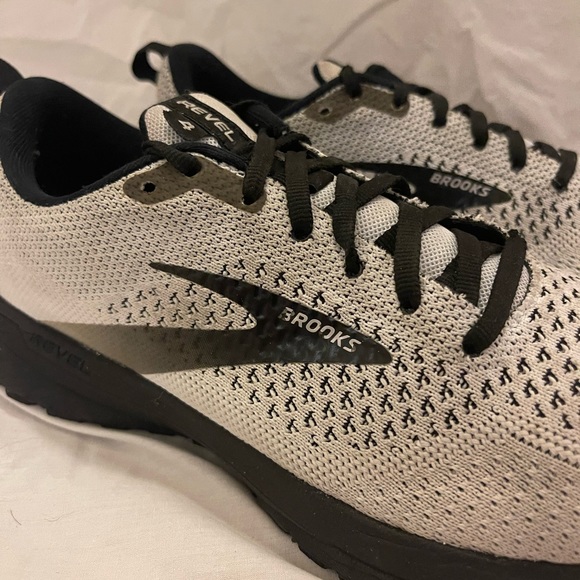 Women’s Brooks Revel 4 White/Black - Picture 3 of 8